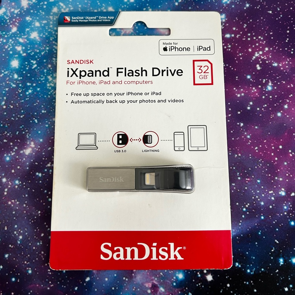 NWT- SanDisk iXpand Flash Drive; 32GB for iPad or iPhone